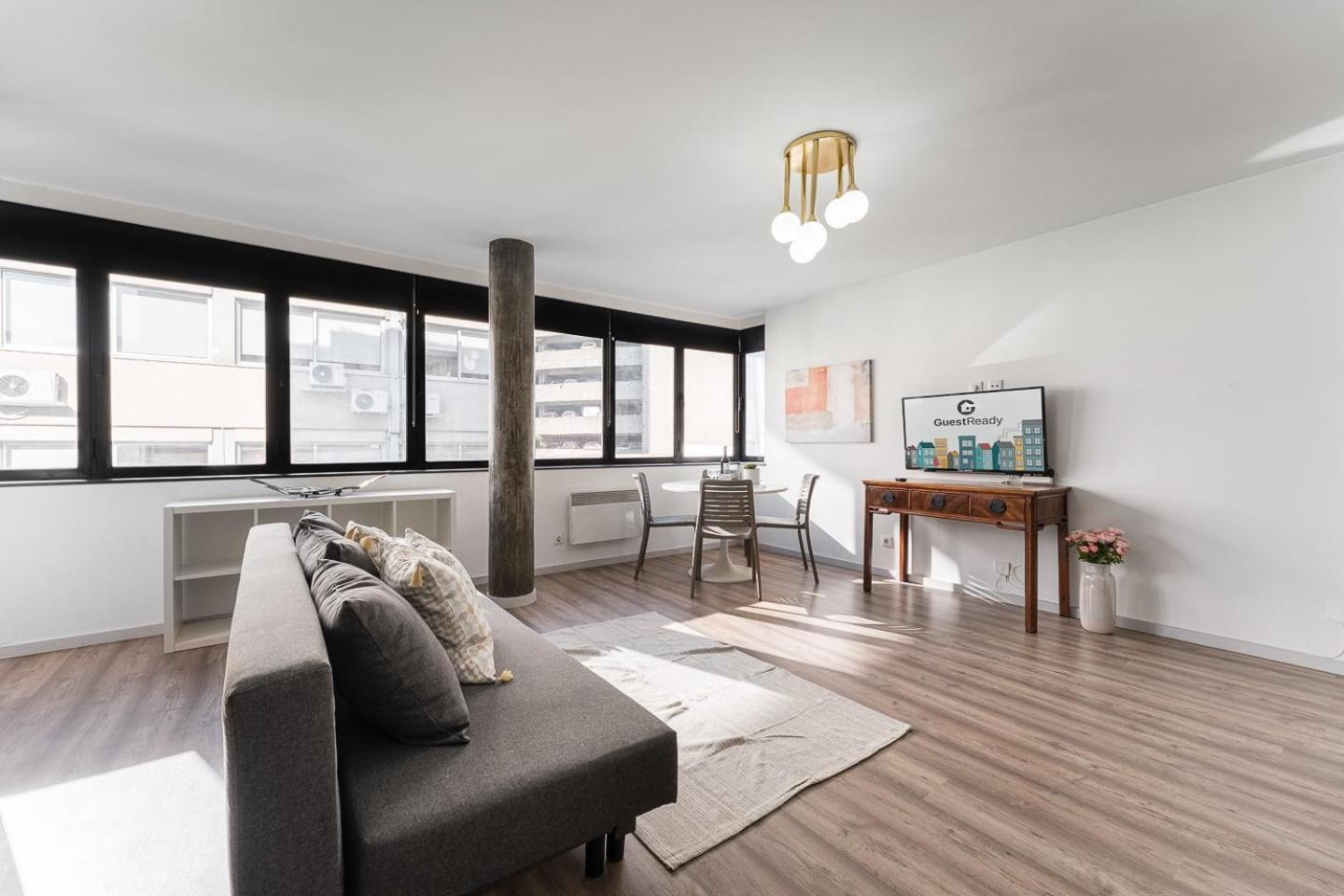 Guestready - Grayscale Apartment